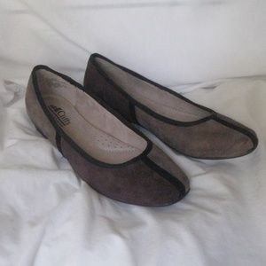 New Cliffs by White Mountain brown Henderson flats